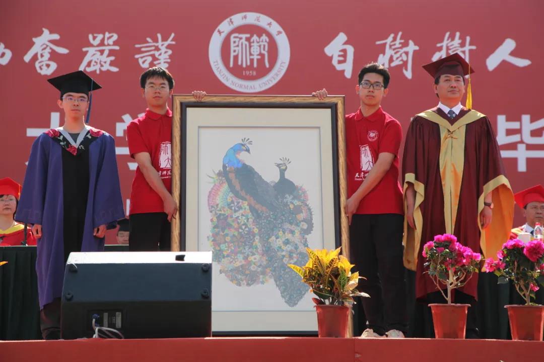 接受毕业生代表感恩纪念赠礼