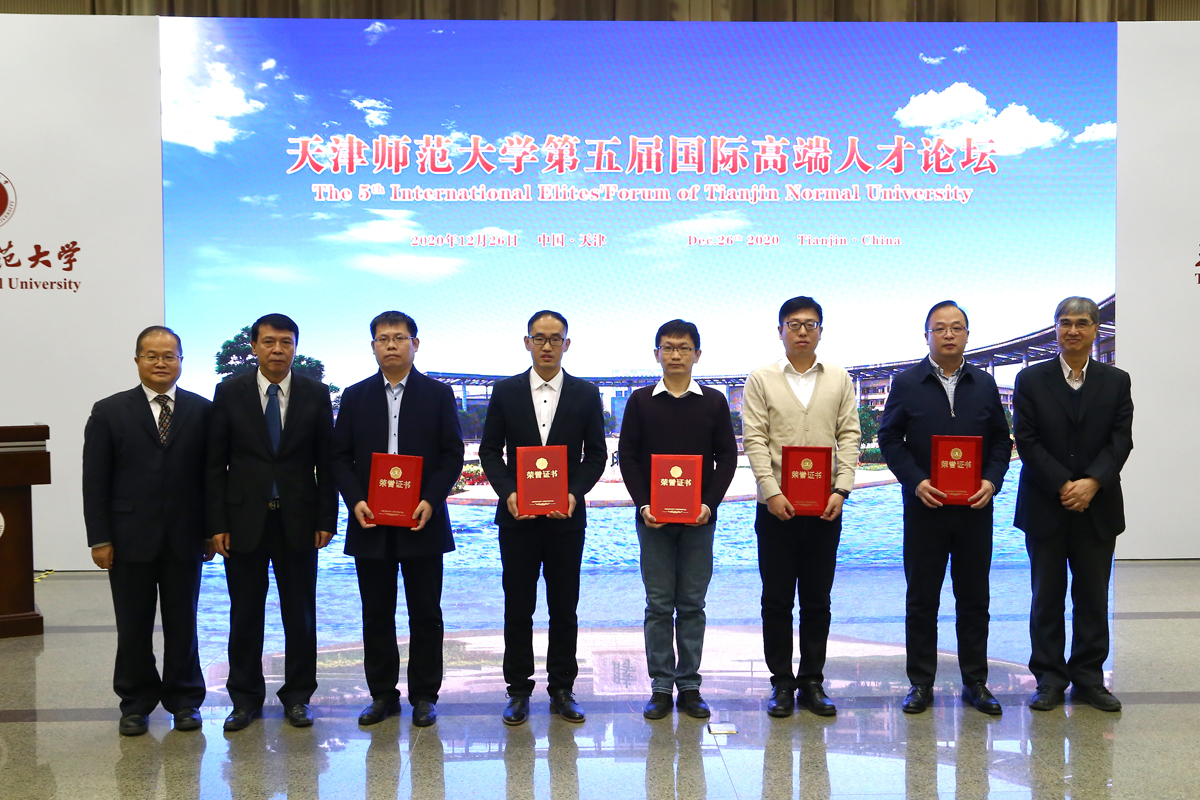副校长梁福成、白学军,中科院梁爱萍教授为2020年省市级人才颁发荣誉证书
