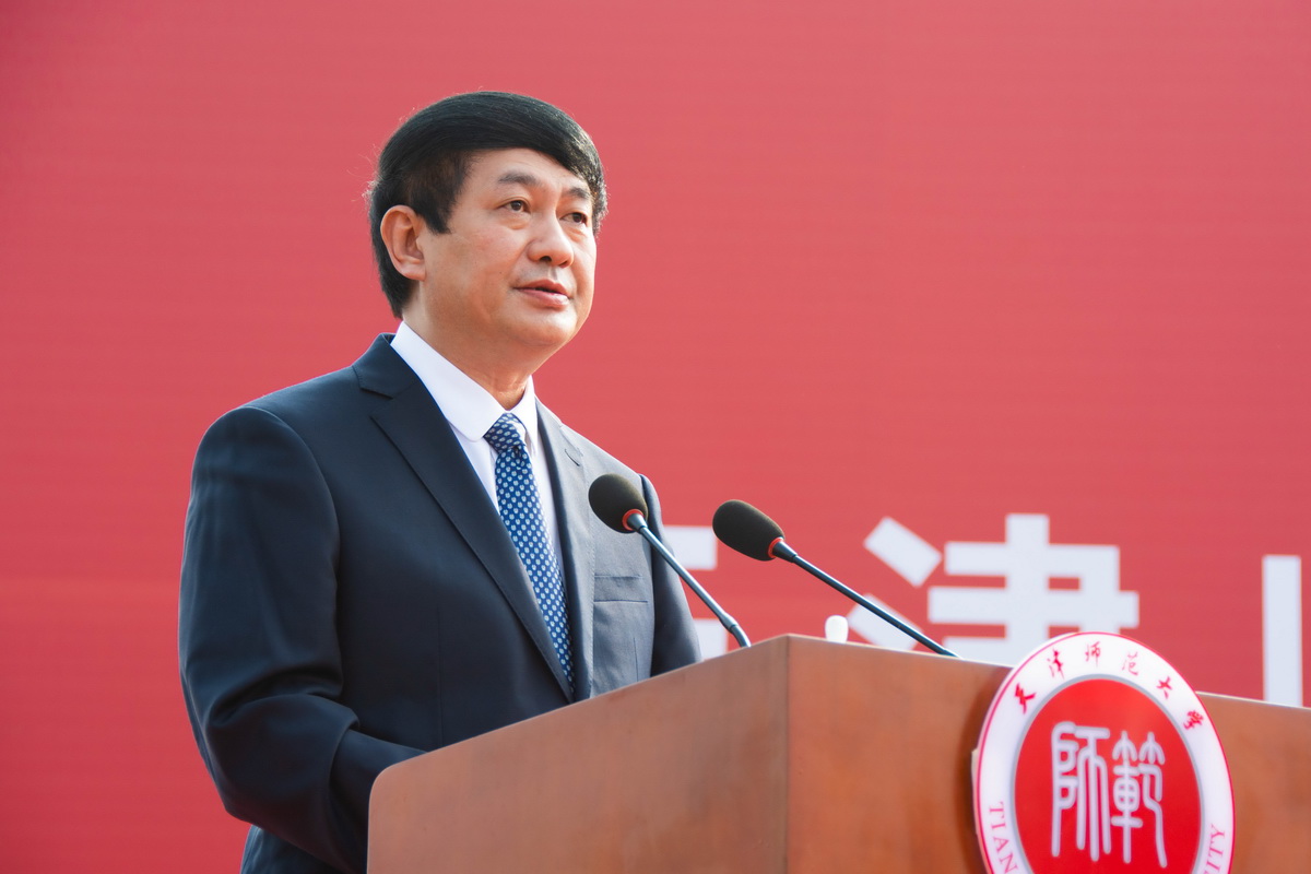 校长钟英华讲话