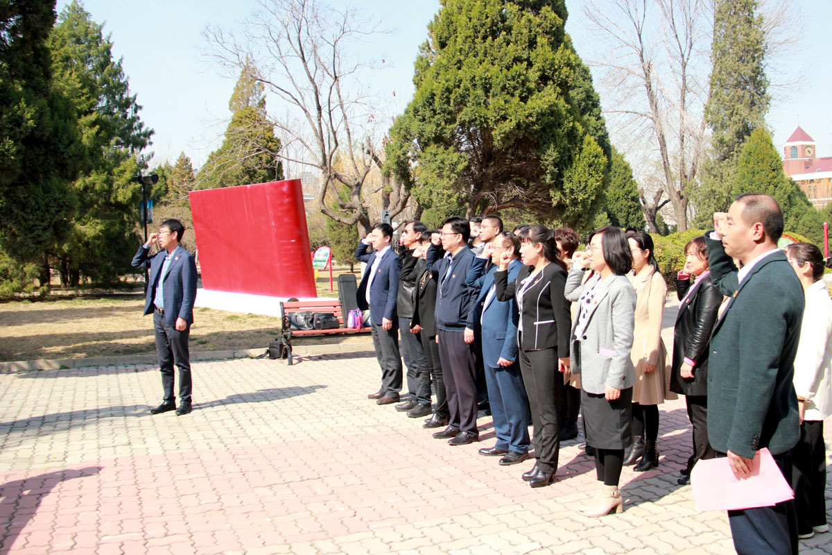 与会党员干部重温入党誓词