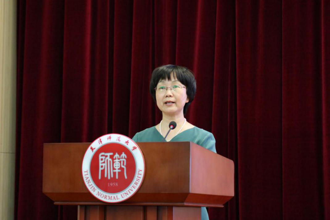 校党委副书记宁月茹主持报告会