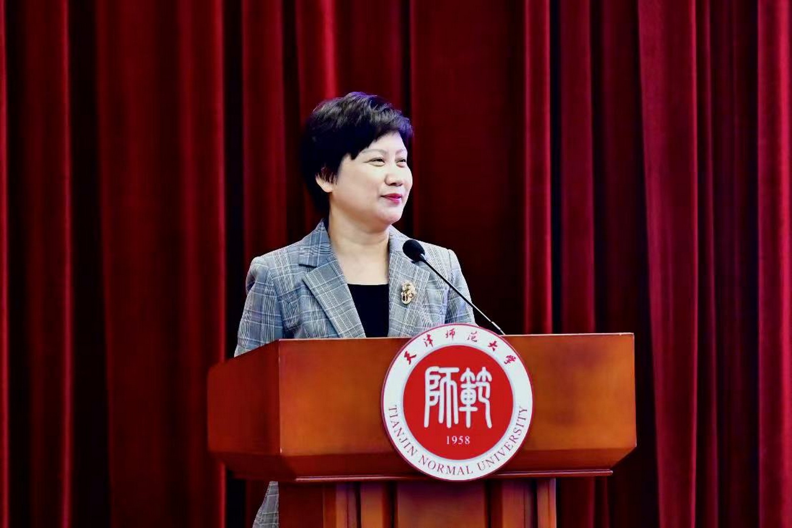 张玲主持开幕式