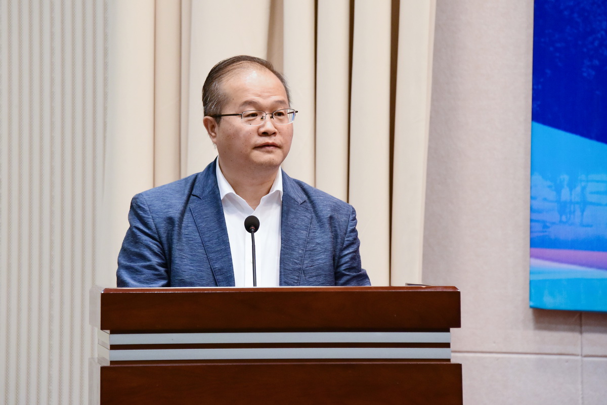 副校长白学军主持会议