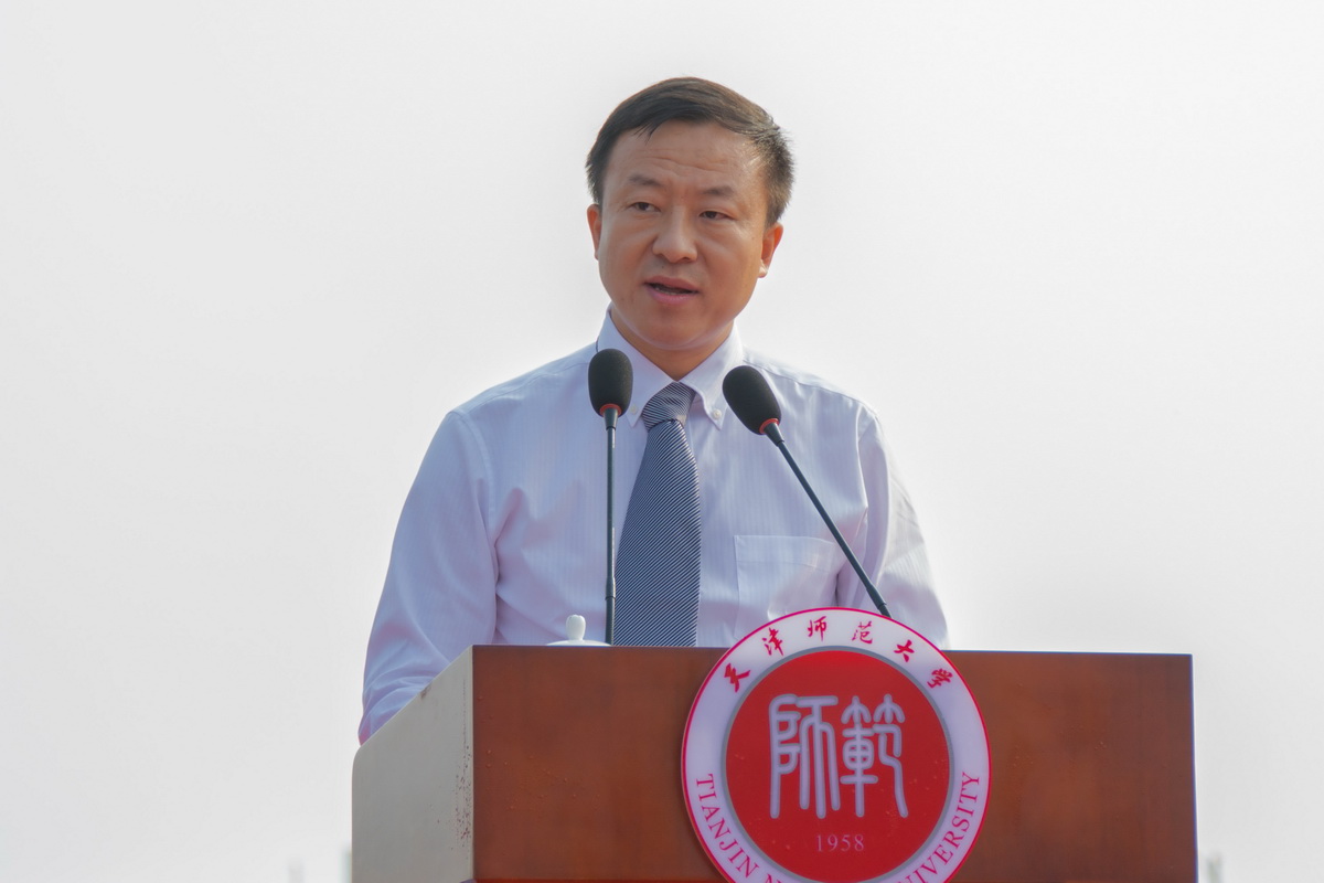 教师代表李春举发言
