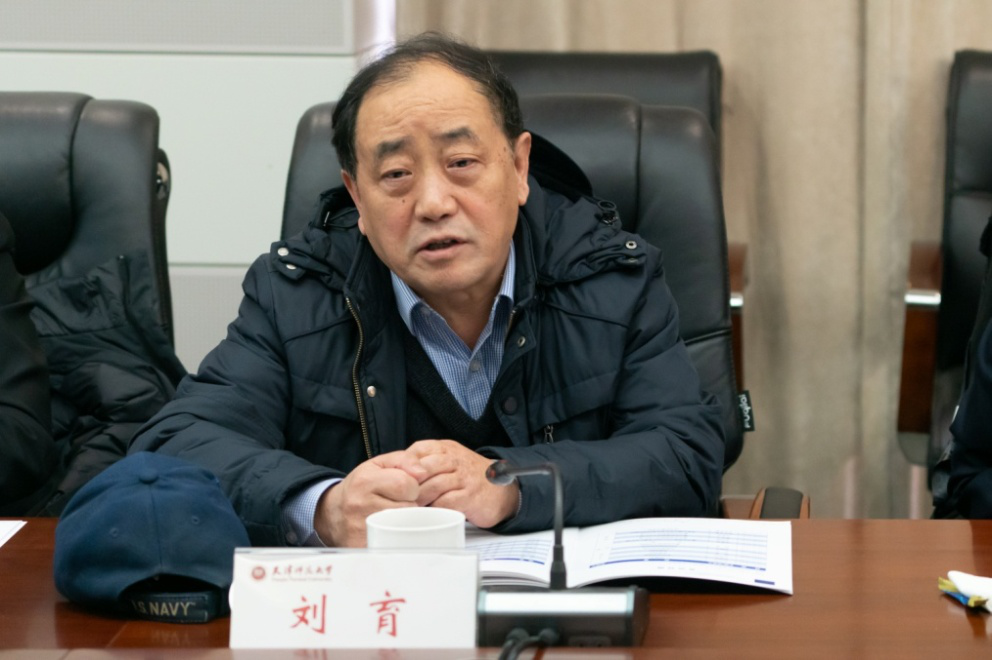 学术委员会主任刘育教授主持会议