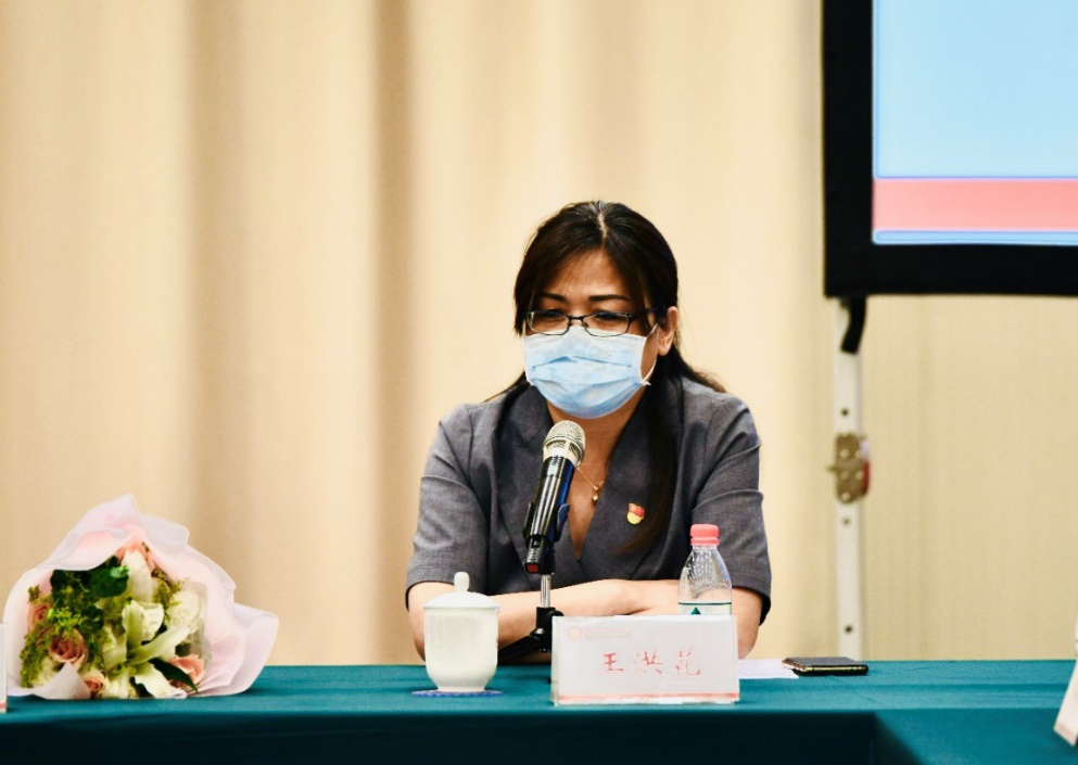 优秀校友天津市第四中学校长王洪花发言