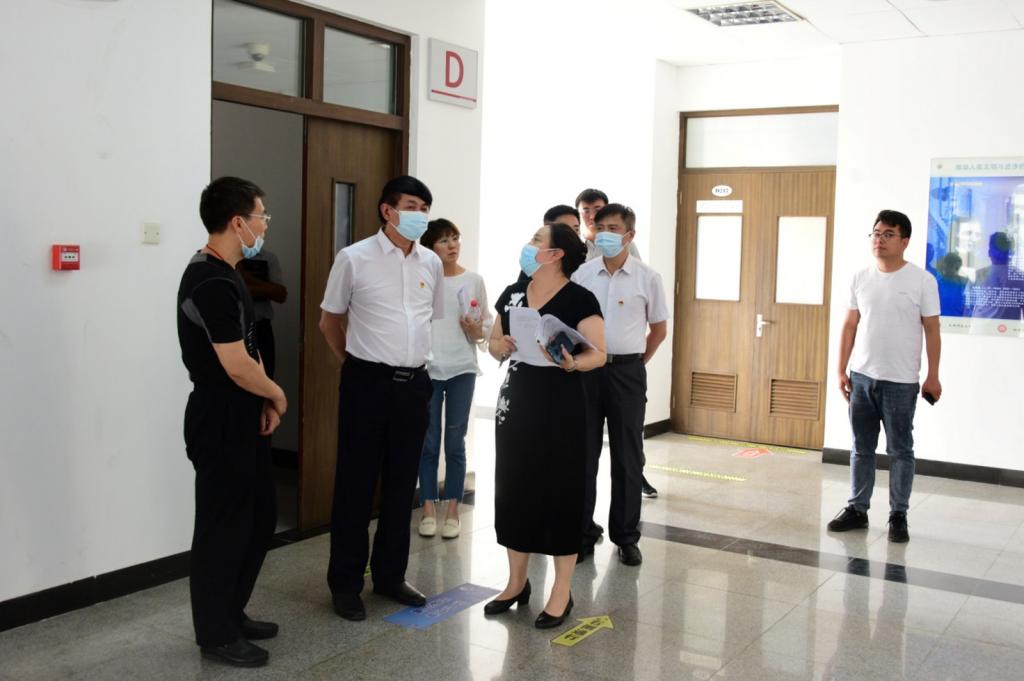 在物理与材料科学学院督查“校园网格处处通”落实与实验室安全情况