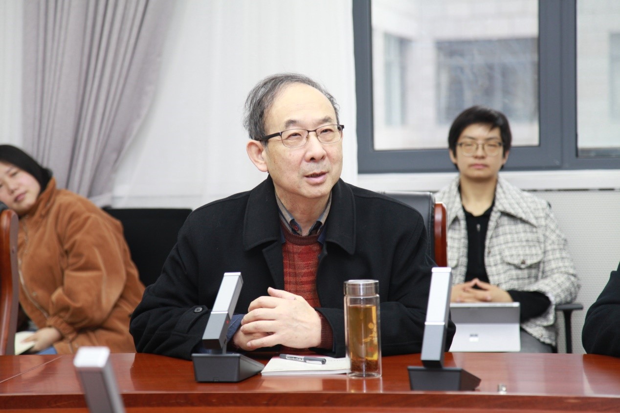 侯建新教授主持活动