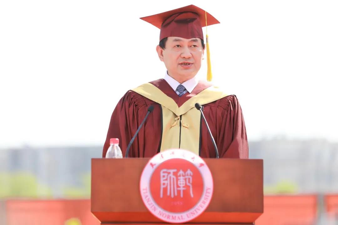 校党委副书记、校长钟英华讲话