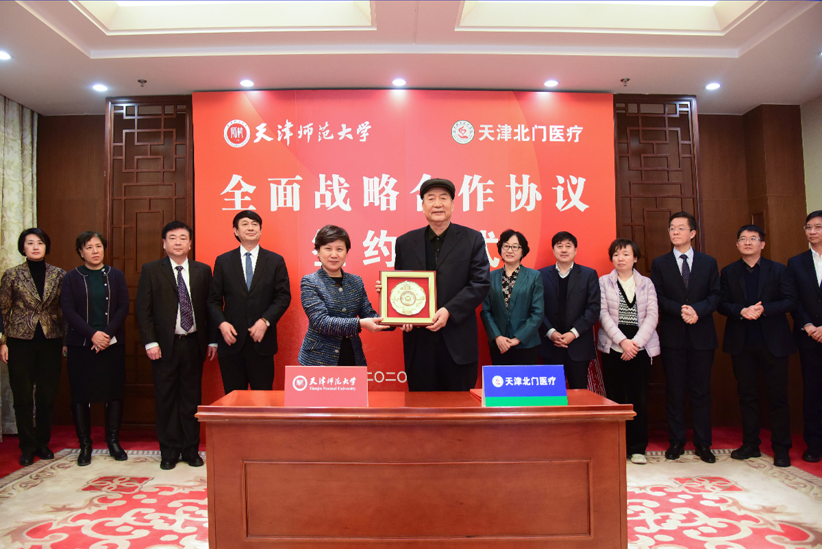 在签约仪式上,张玲代表学校向王维栋赠送纪念品