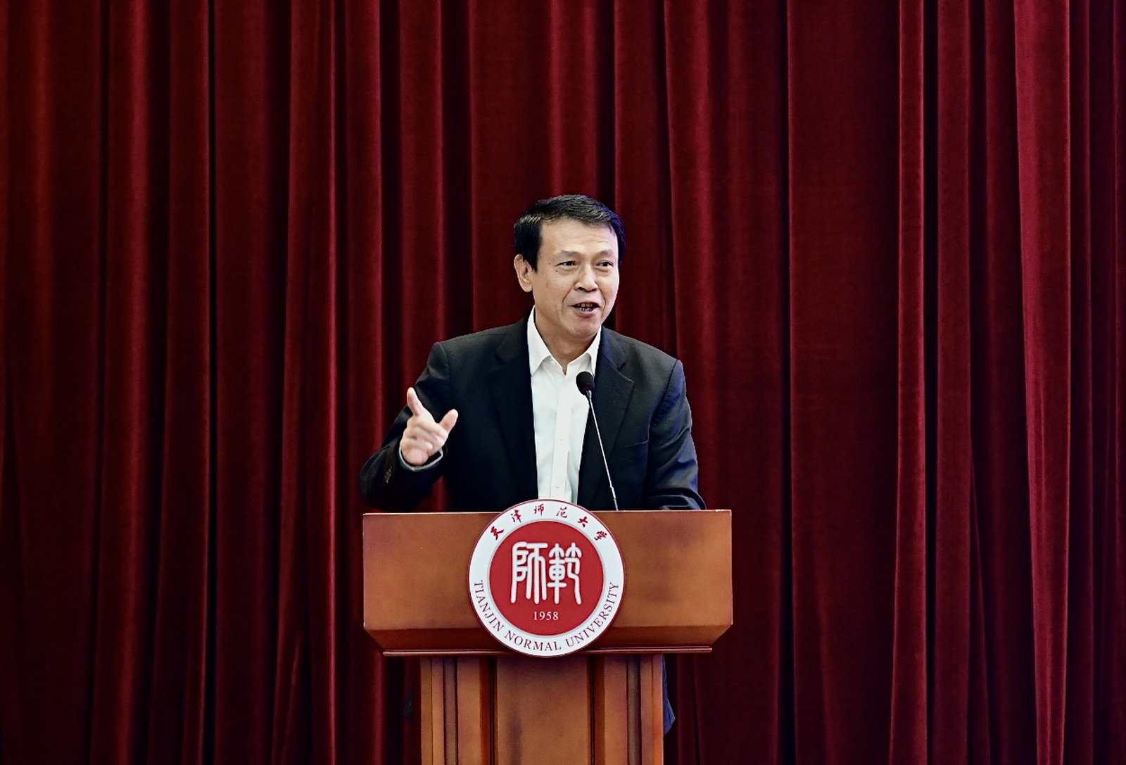 梁福成主持大会报告