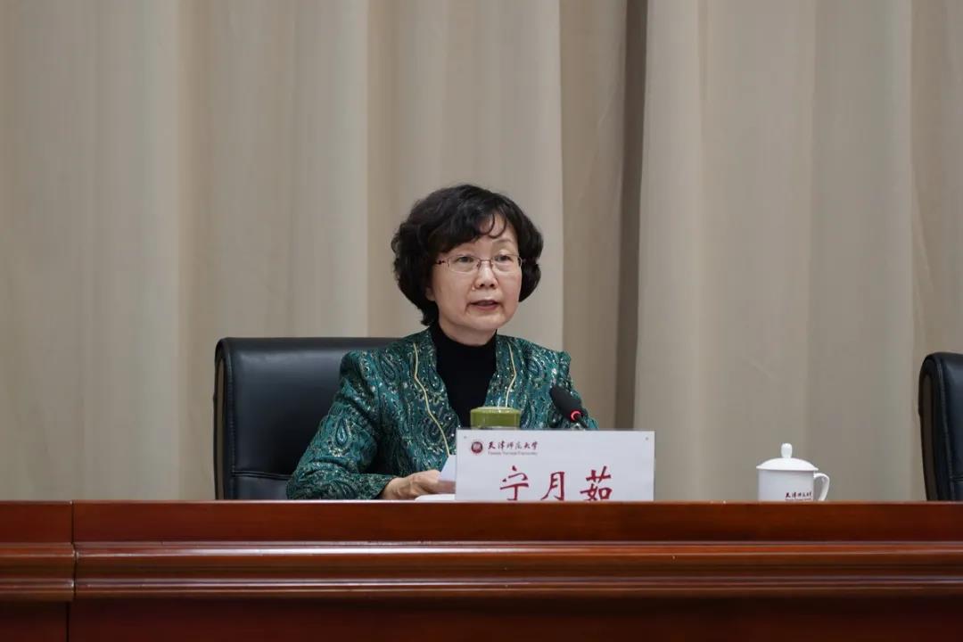 校党委副书记宁月茹宣读获奖名单