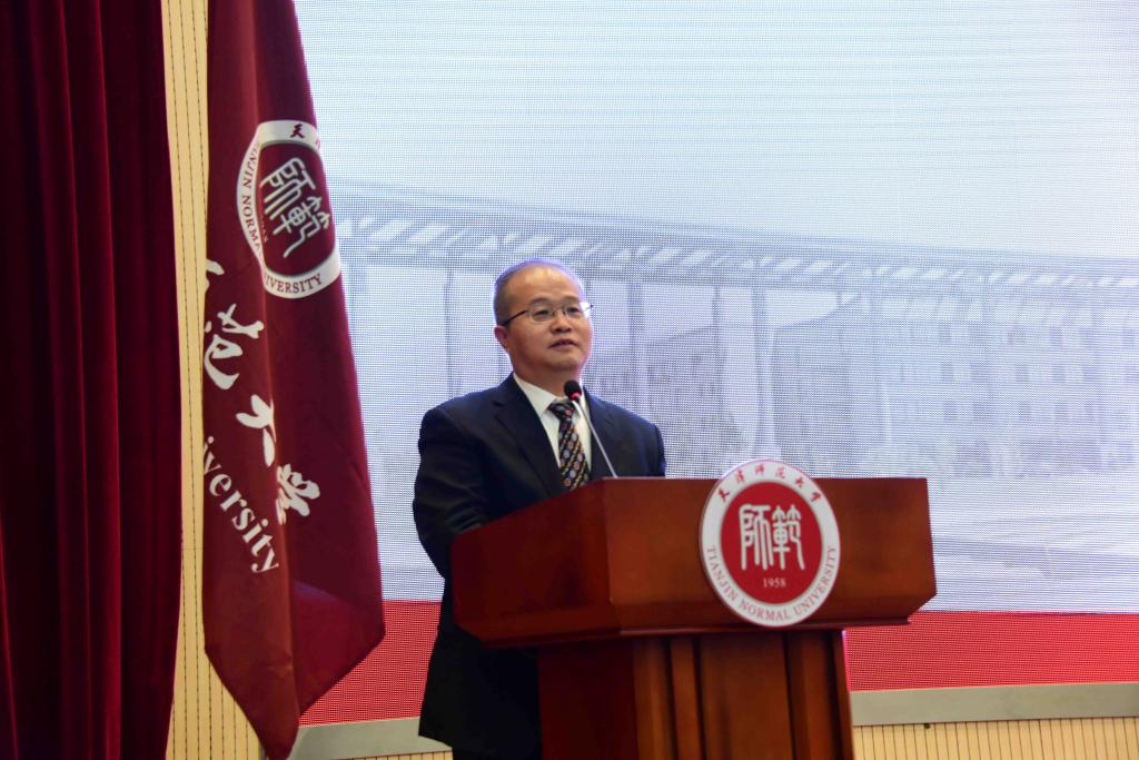 副校长白学军主持大会