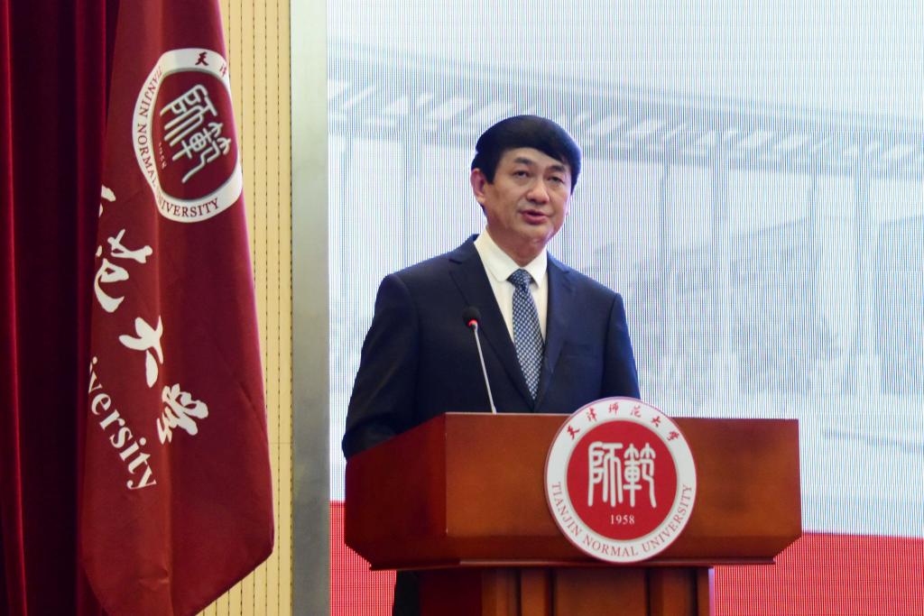 校党委副书记、校长钟英华致辞