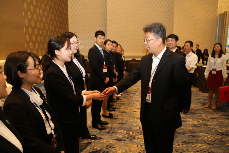 荆洪阳慰问我校在泰教师、汉语教师志愿者
