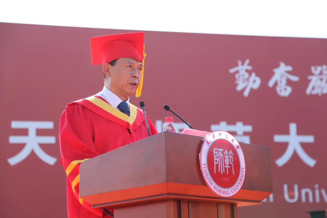 副校长梁福成通报毕业生毕业资格审核及学位授予情况