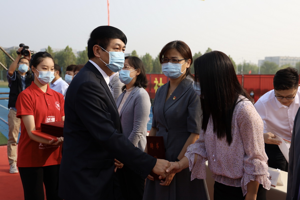 为优秀校友和中学校长颁发聘书