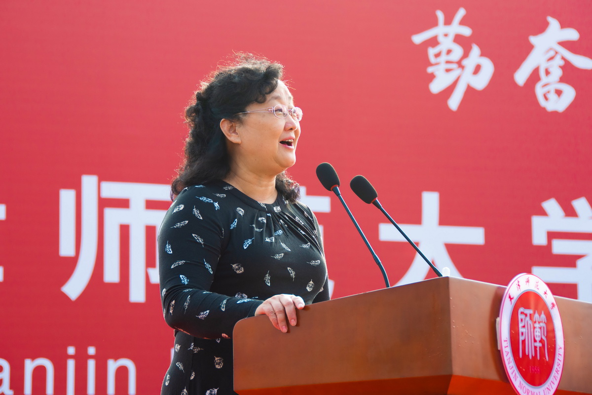 校友代表任奕奕致辞