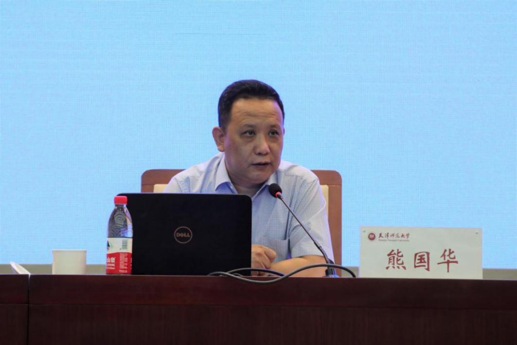 天津市民族宗教委员会副主任熊国华作报告