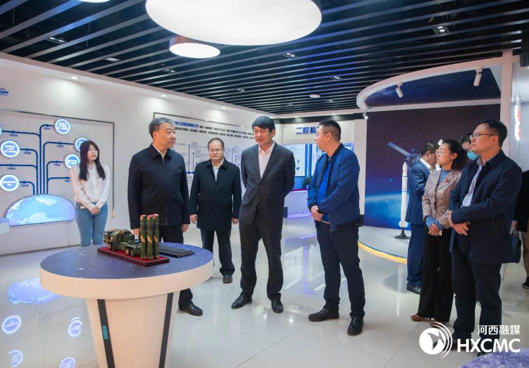 与会领导参观企业