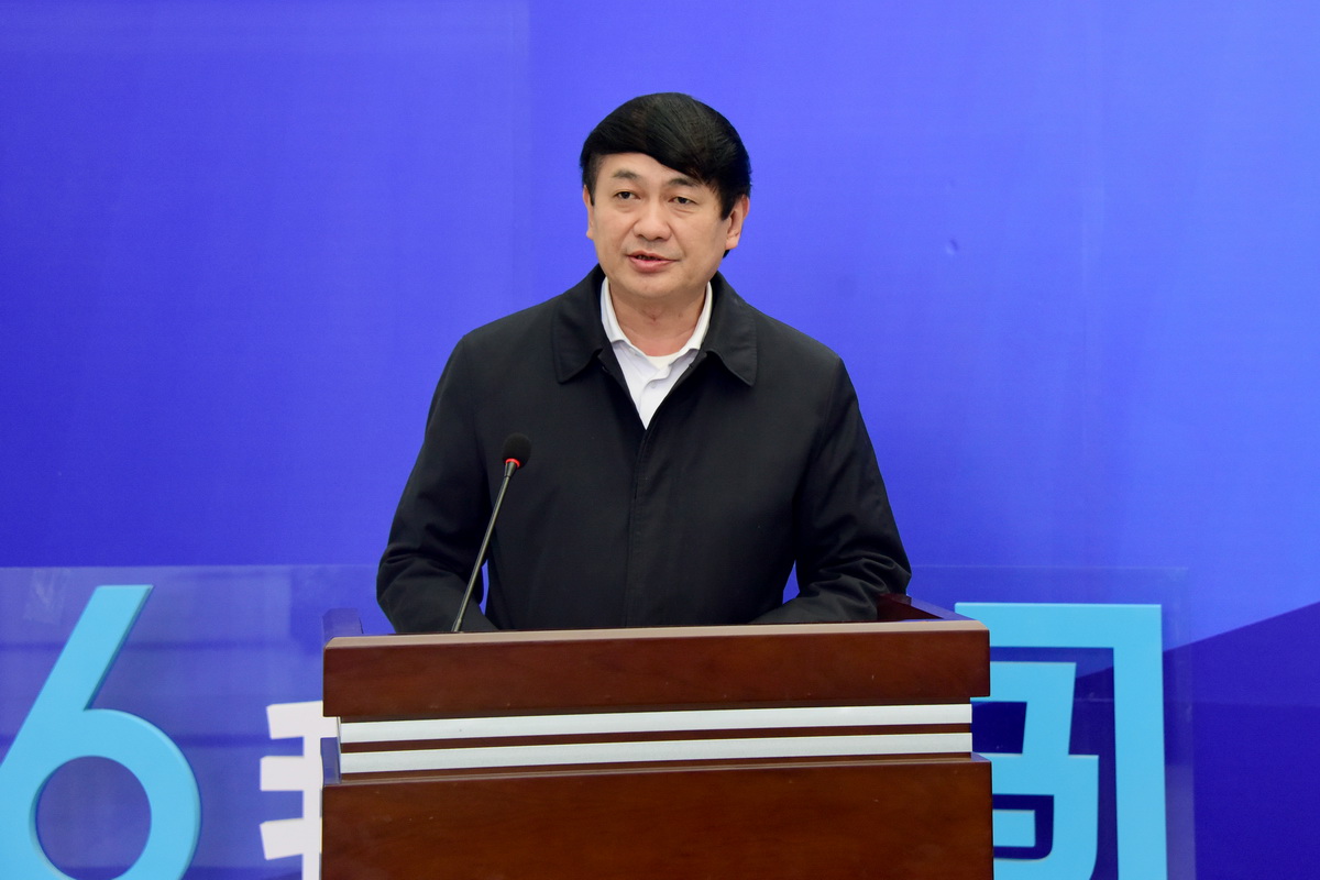 我校校长钟英华致辞