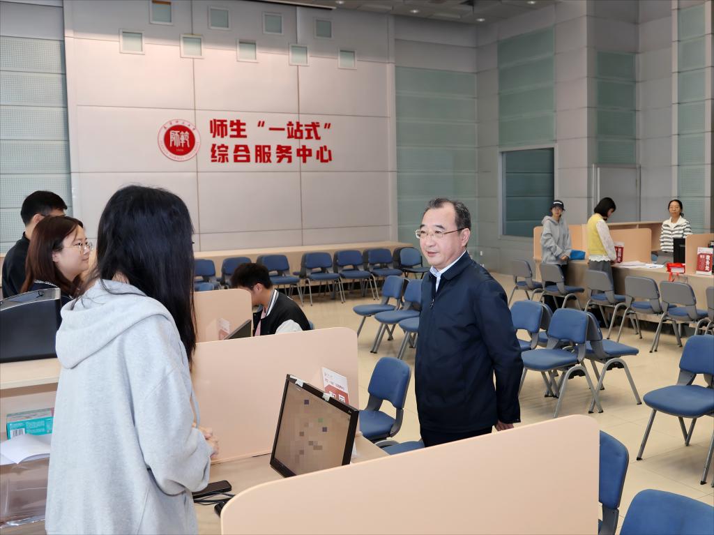 曲凯赴师生“一站式”综合服务中心和新建学生宿舍调研运行建设情况