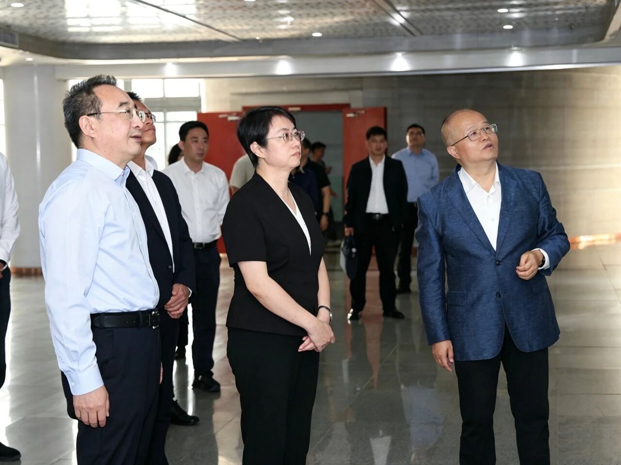 西青区委书记吴丽祥、区长王志平一行来校调研交流