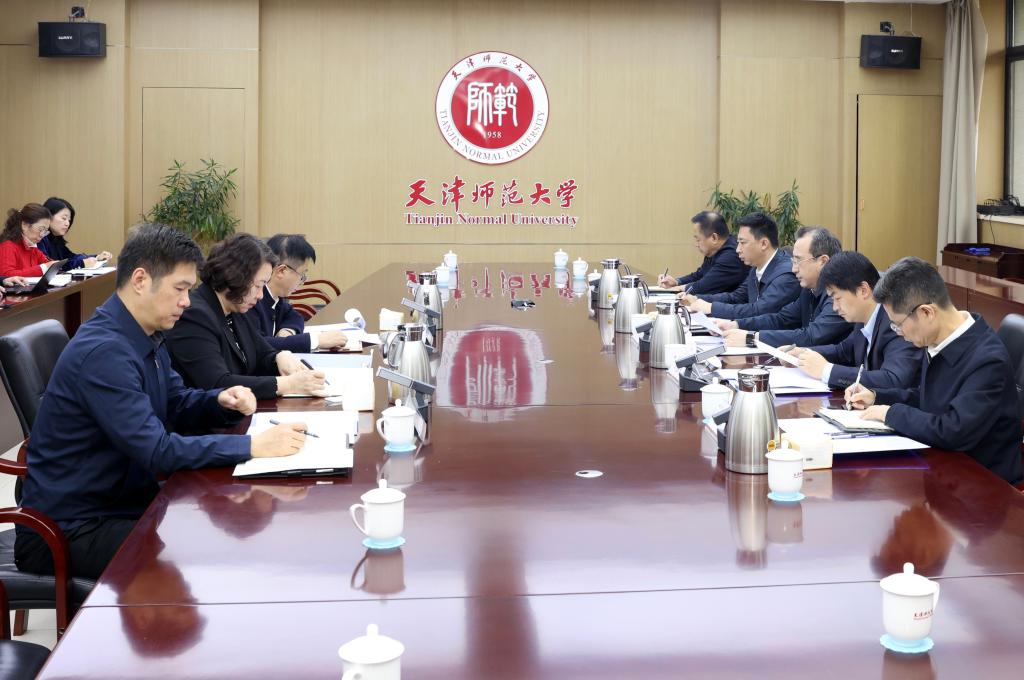 校党委召开常委会（扩大）会议暨党委理论学习中心组集体学习