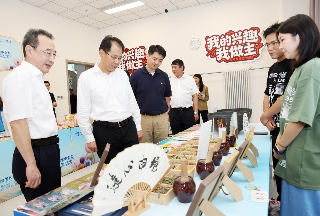 市委常委、市委教育工委书记谢元来校检查指导2026 年 “汉语桥” 中小学生赛事筹备保障工作