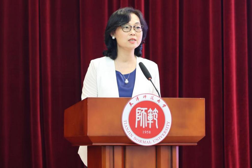 文学院博士生导师,跨文化与世界文学研究院院长郝岚教授代表在职教师