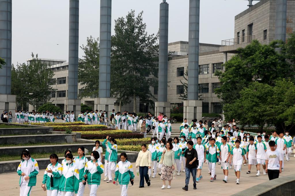 河西区中心小学校服图片