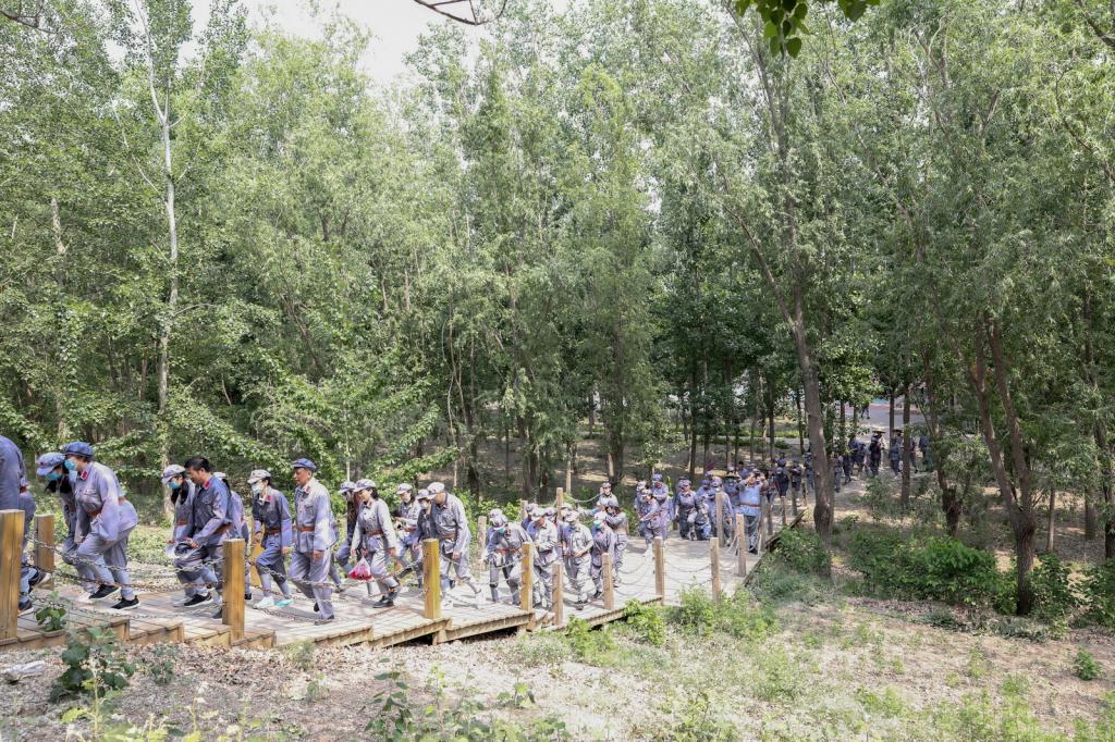脚步丈量革命征途,学习党史汲取力量—图书馆党委开展"重走长征路"