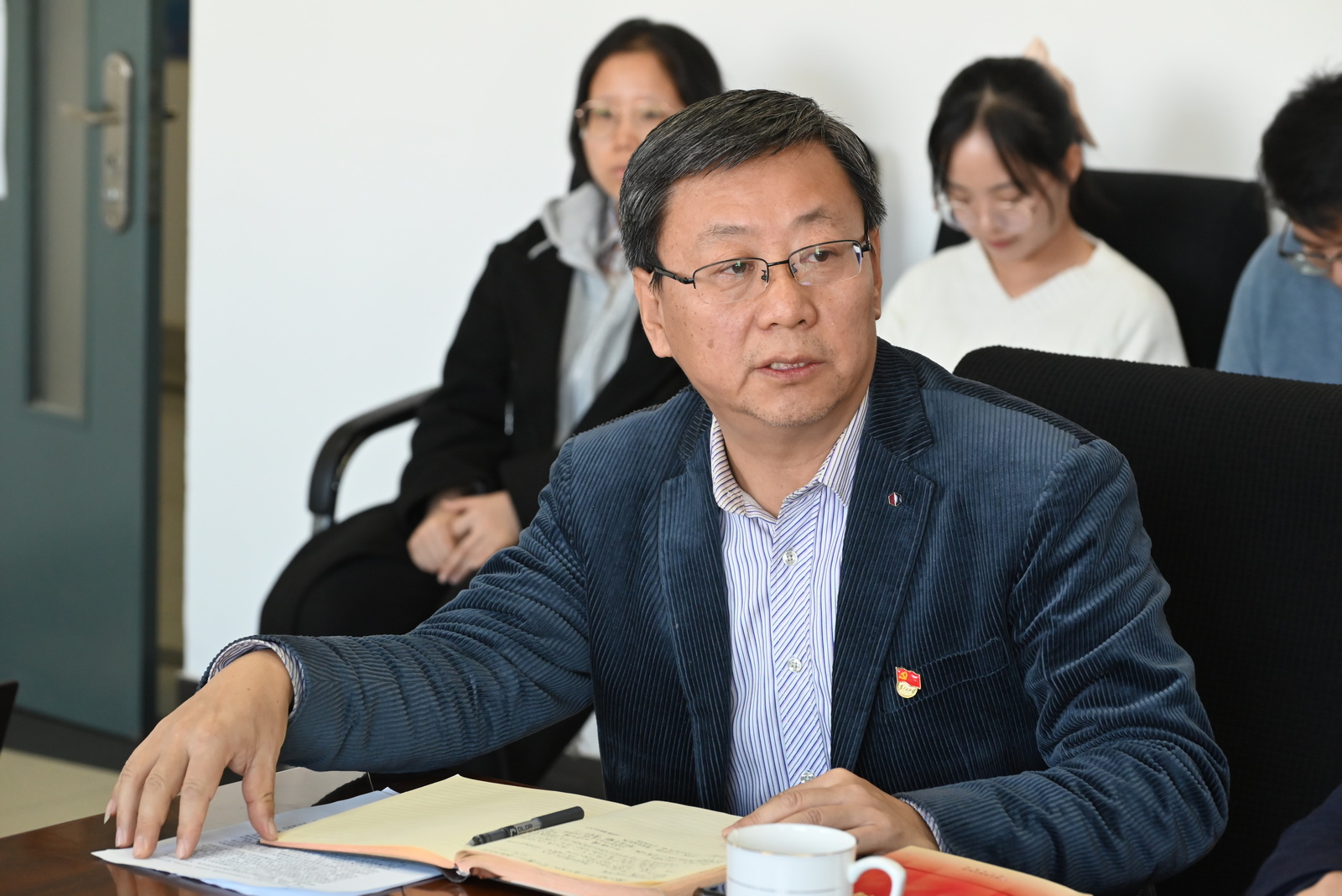 专题报告后,经济学院院长吕景春,文学院院长赵利民先后结合各自学科