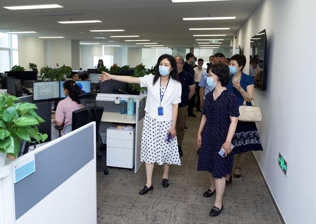校党委副书记宁月茹带队走访光荣道科技产业园