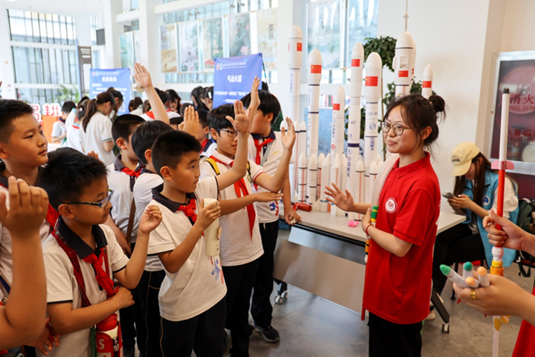 图为小学生们沉浸式感受、参与融趣味性与知识性于一体的“科学嘉年华”互动空间项目。天津师范大学供图